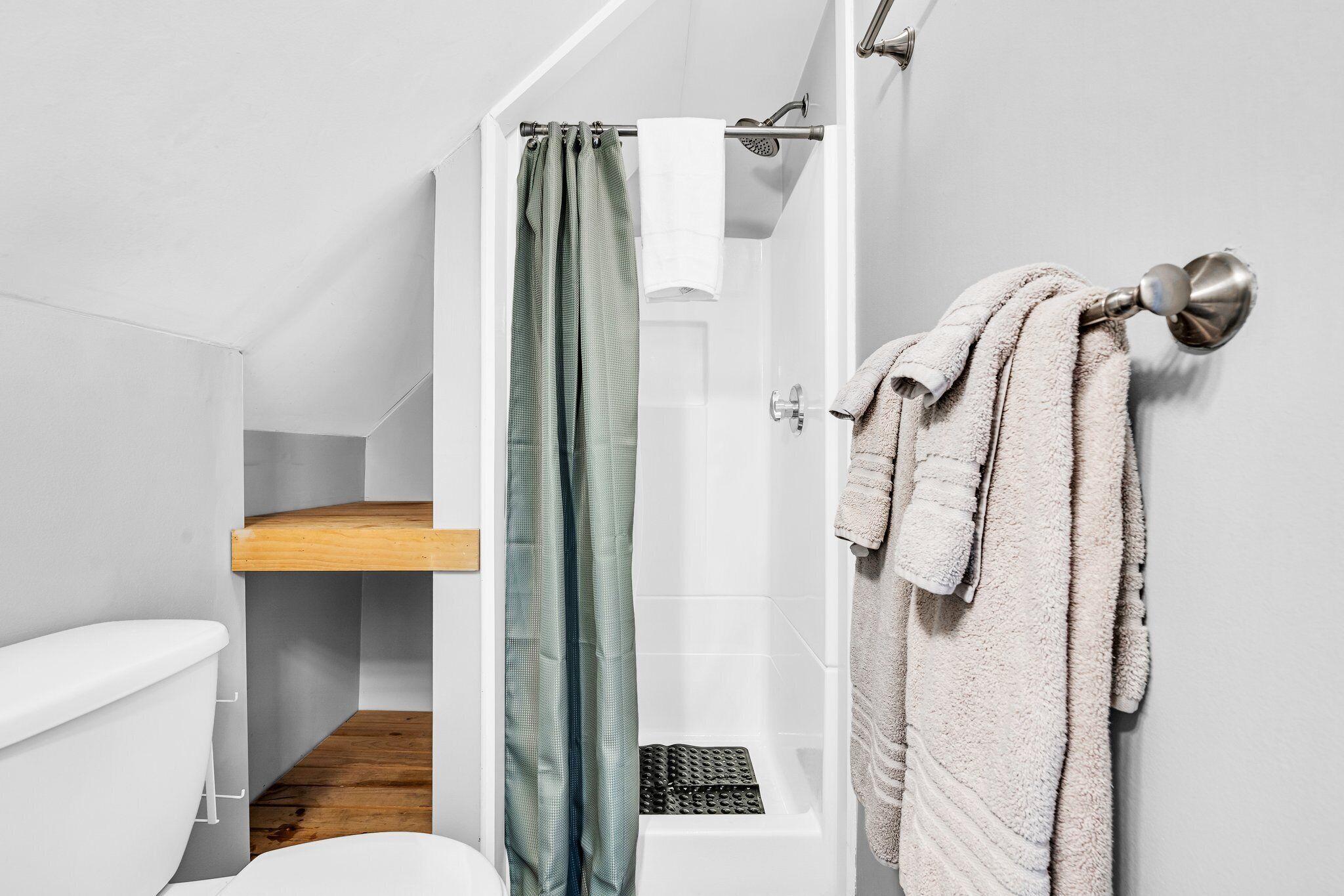 Full bathroom on the second floor, located in the hallway.
