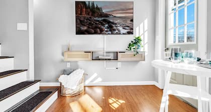 The Saco Suite - Downtown, Dog Friendly, Sleeps 4, Walk to Bars & Restaurants!
