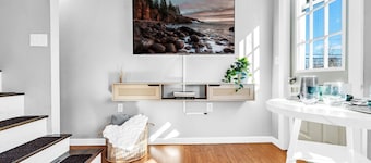 The Saco Suite - Downtown, Dog Friendly, Sleeps 4, Walk to Bars & Restaurants!