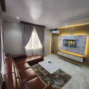 Suíte luxo, 1 cama King, geladeira | Área de estar | Smart TV 32 polegadas com canais via satélite