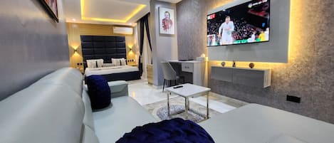 Deluxe Studio Suite, 1 King Bed, Refrigerator