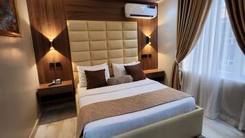 Yhden hengen deluxe-huone, 1 keskisuuri parisänky, jääkaappi | 1 makuuhuone, italialaiset Frette-lakanat, ylelliset vuodevaatteet