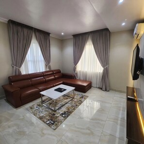 Suíte luxo, 1 cama King, geladeira | Área de estar | Smart TV 32 polegadas com canais via satélite