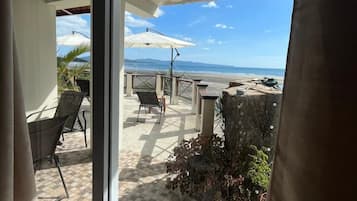 Habitación cuádruple | Zona de estar | Una televisión