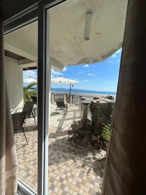 Quadruple Room | Living area | TV