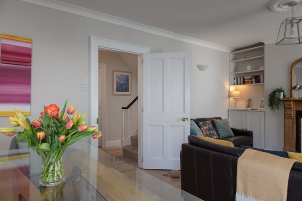 Smart TV, fireplace, DVD player, books - Perfect Salcombe Hideaway - Kings View, Fore Street, in the heart of Salcombe (Salcombe)