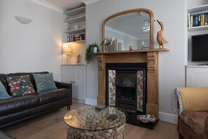 Smart TV, fireplace, DVD player, books - Perfect Salcombe Hideaway - Kings View, Fore Street, in the heart of Salcombe (Salcombe)