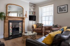 Smart-TV, peis, DVD-spiller og bøker