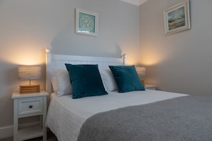 4 bedrooms, iron/ironing board, travel cot, free WiFi - Perfect Salcombe Hideaway - Kings View, Fore Street, in the heart of Salcombe (Salcombe)