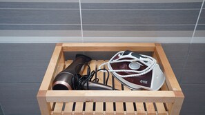 Asciugacapelli, asciugamani, sapone, shampoo