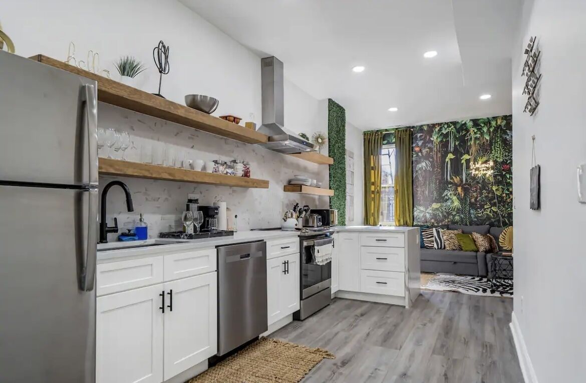 Frigorífico, microondas, horno y placa de cocina