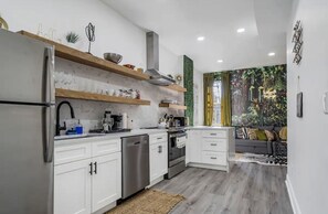 冷蔵庫、電子レンジ、オーブン、コンロ