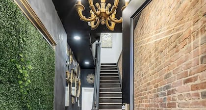Jungle Dream Loft! 3 Bed/ Wine/ Balcony/ Parking!