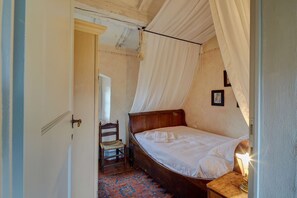 5 bedrooms, iron/ironing board, WiFi, bed sheets