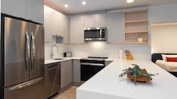 Appartement | Privékeuken | Een koelkast met diepvriezer, een microgolfoven, een oven