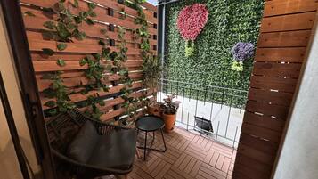 Habitación básica doble, 1 cama matrimonial, cocineta, vista al jardín | Terraza o patio