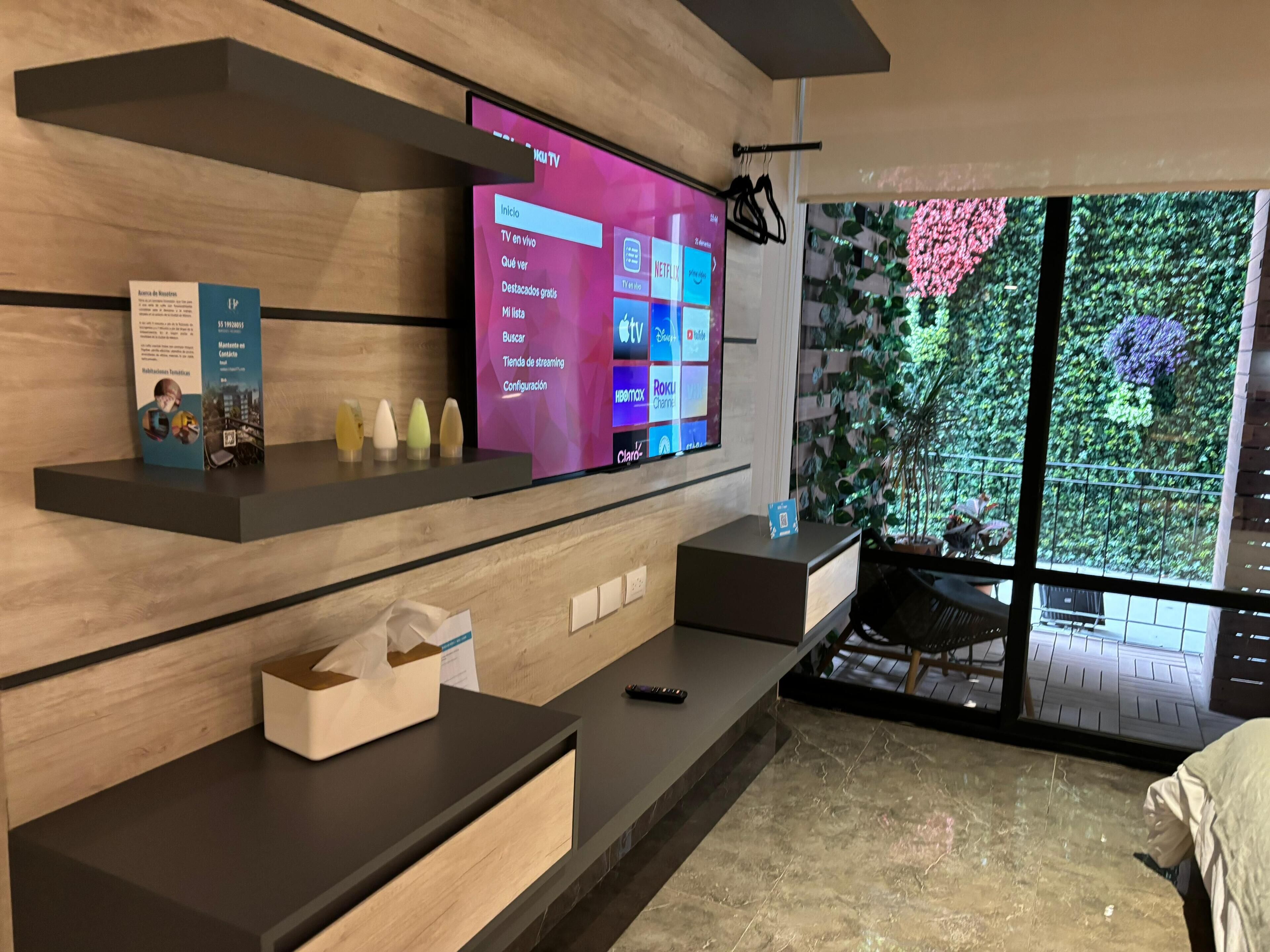 Habitación básica doble, 1 cama matrimonial, cocineta, vista al jardín | Decoración personalizada y muebles diferentes 