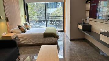 Habitación básica doble, 1 cama matrimonial, cocineta, vista al jardín | 1 habitación, decoración personalizada y muebles diferentes