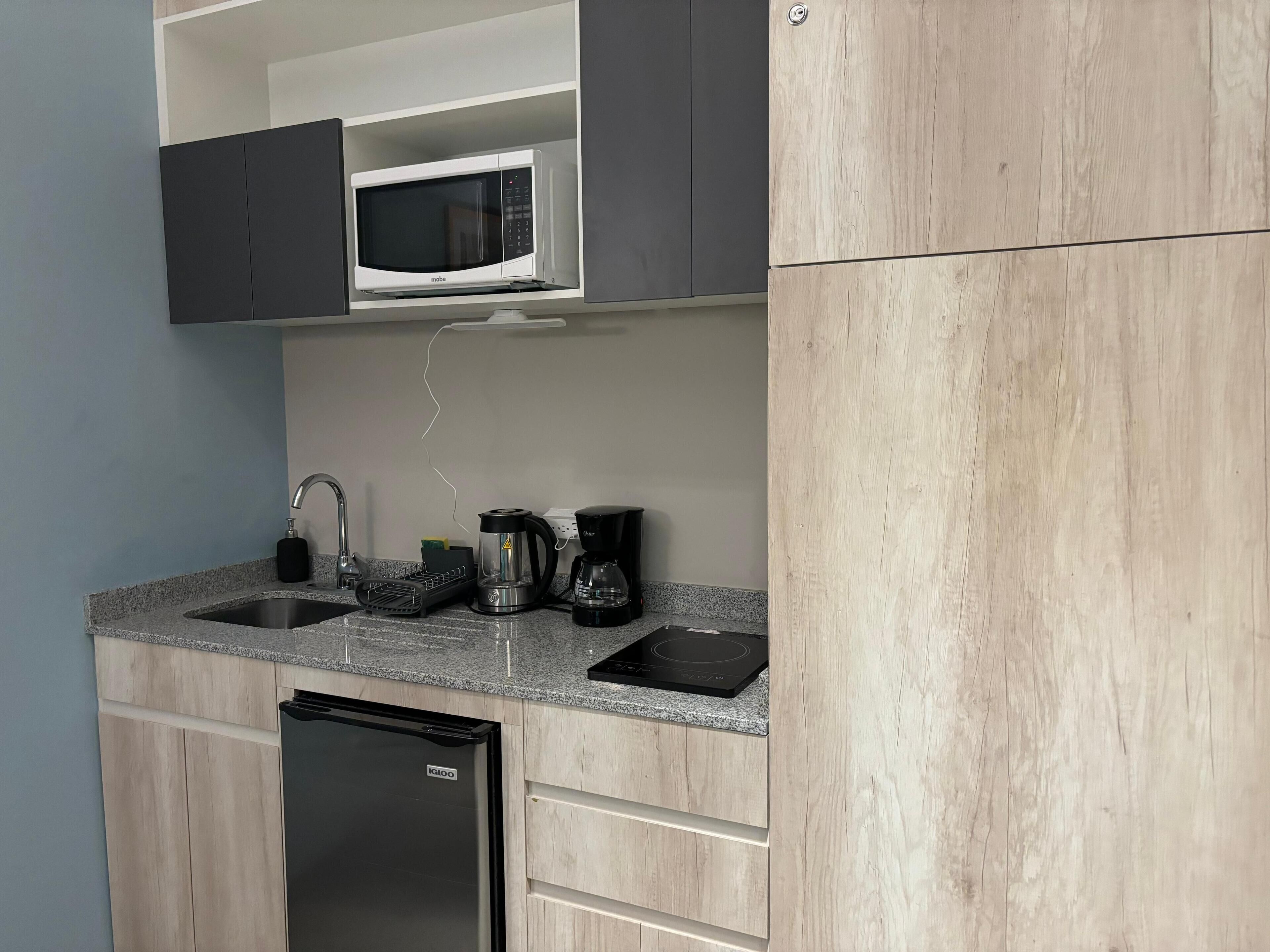 Frigobar, microondas, tostadora y molino para café 