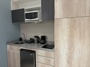 Mini-Kühlschrank, Mikrowelle, Toaster, Kaffeemühle