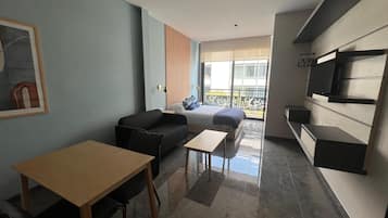 Habitación básica doble, 1 cama matrimonial, cocineta, vista al jardín | Decoración personalizada y muebles diferentes