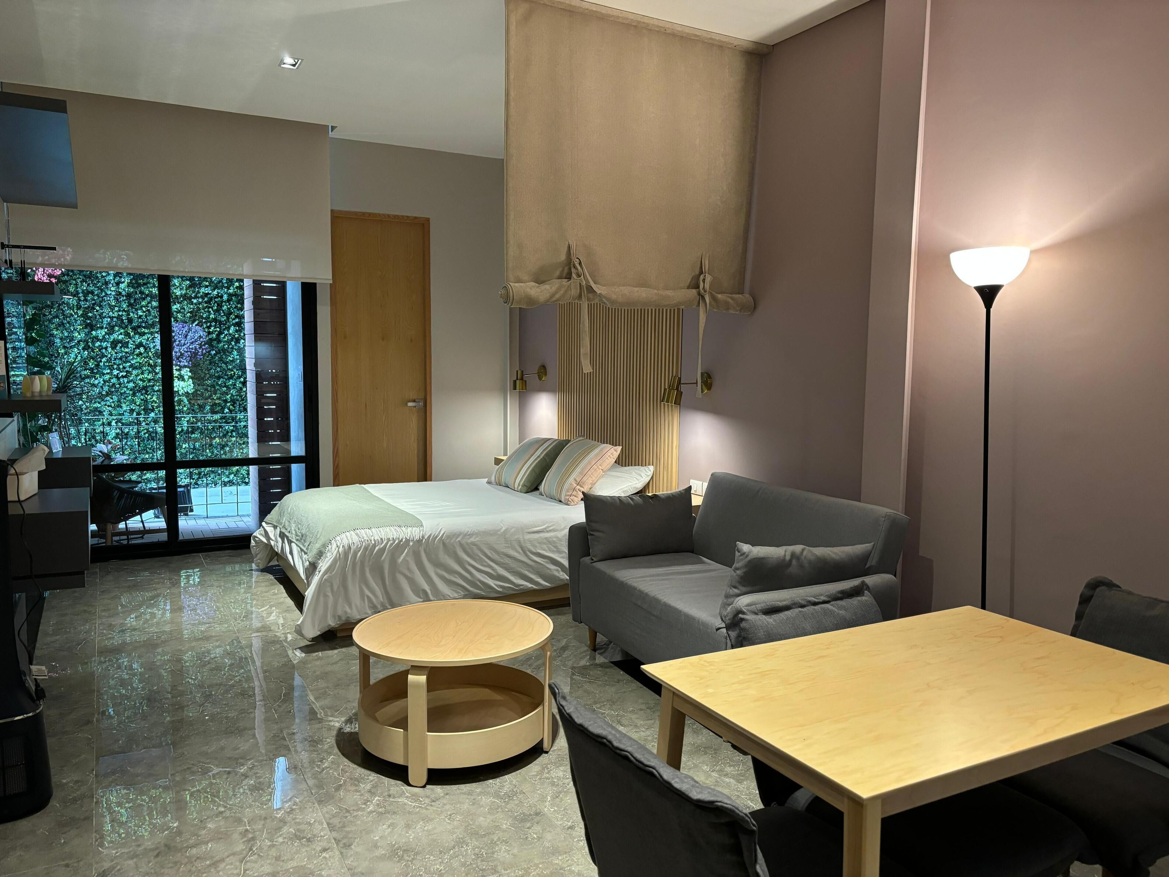 Habitación básica doble, 1 cama matrimonial, cocineta, vista al jardín | Decoración personalizada y muebles diferentes 