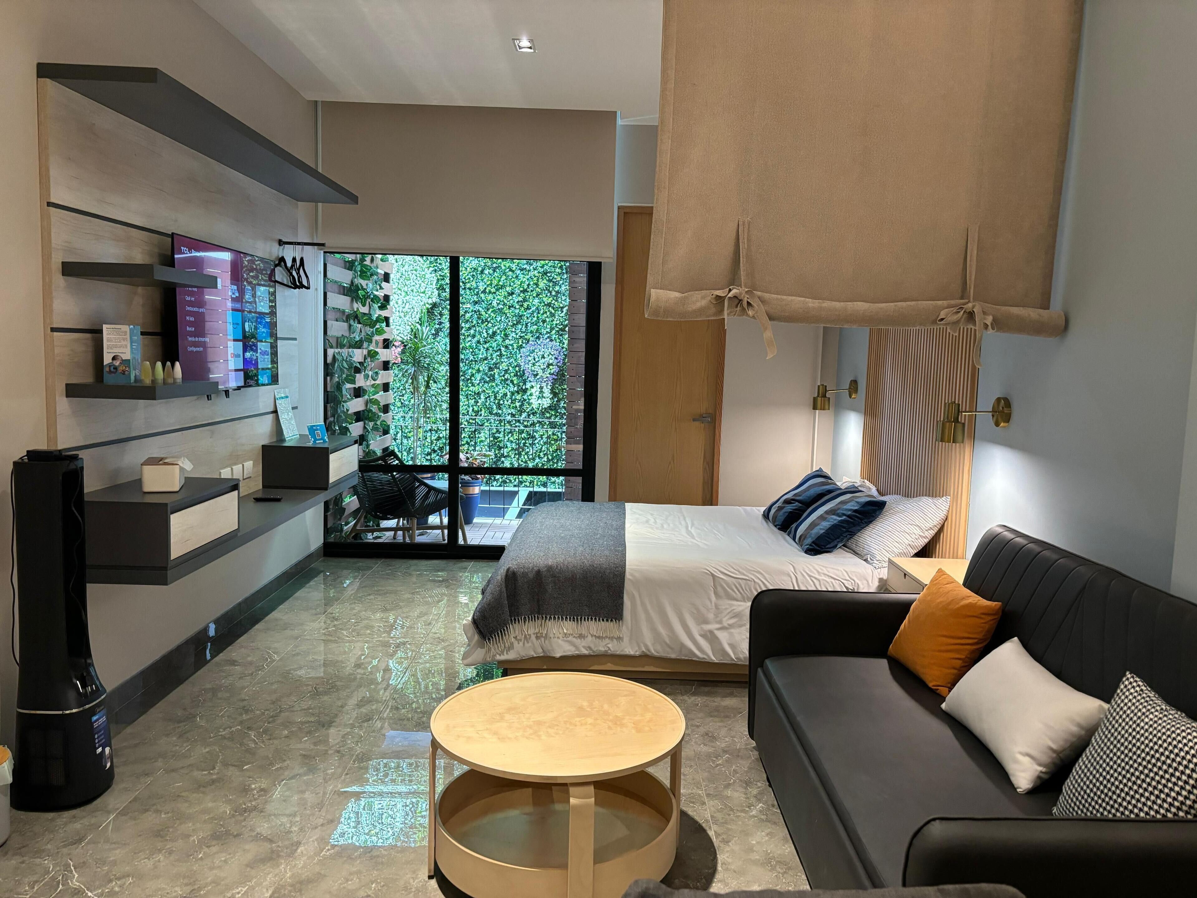 Habitación básica doble, 1 cama matrimonial, cocineta, vista al jardín | Decoración personalizada y muebles diferentes 