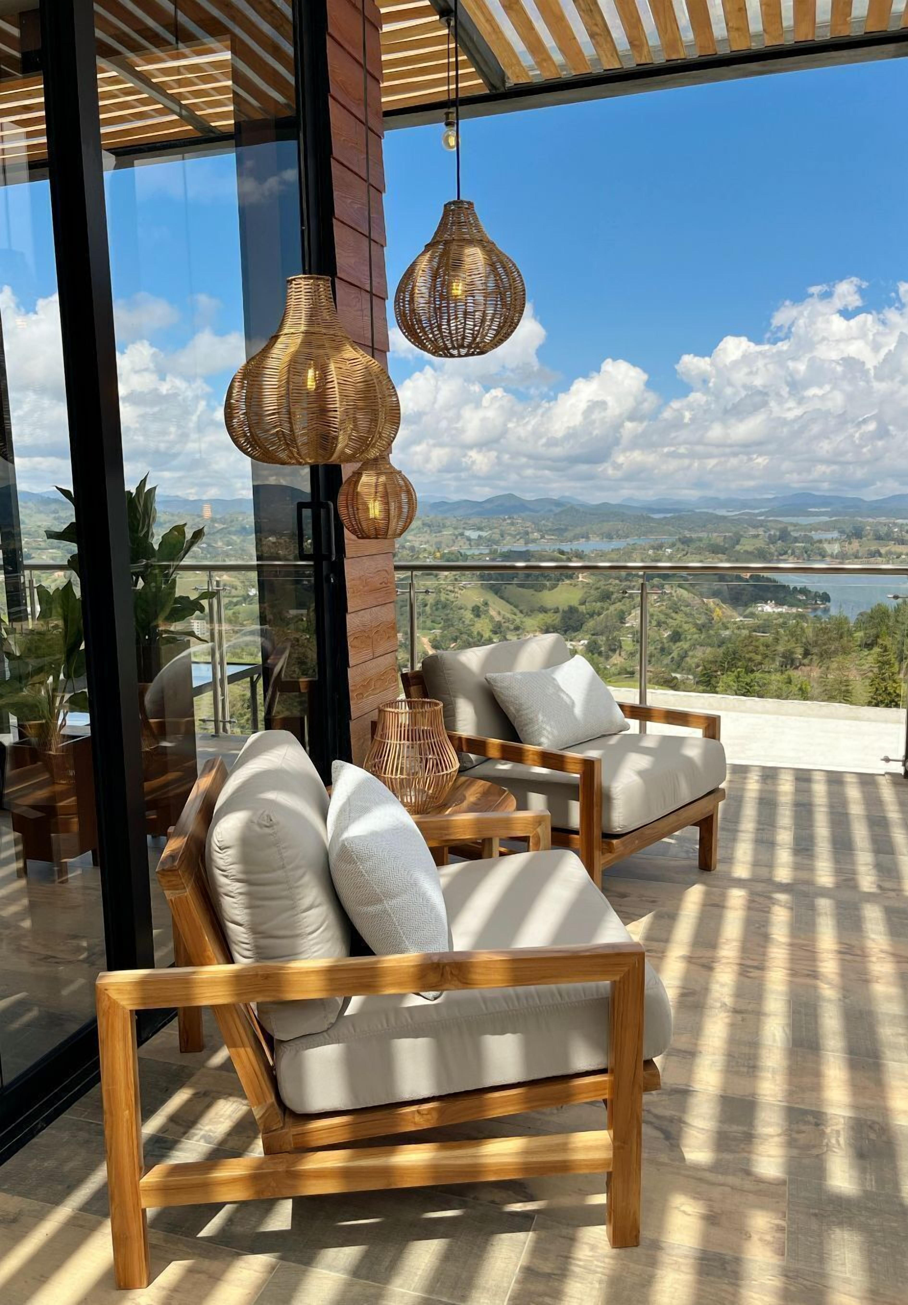 Decoración personalizada, muebles diferentes, escritorio y wifi gratis 