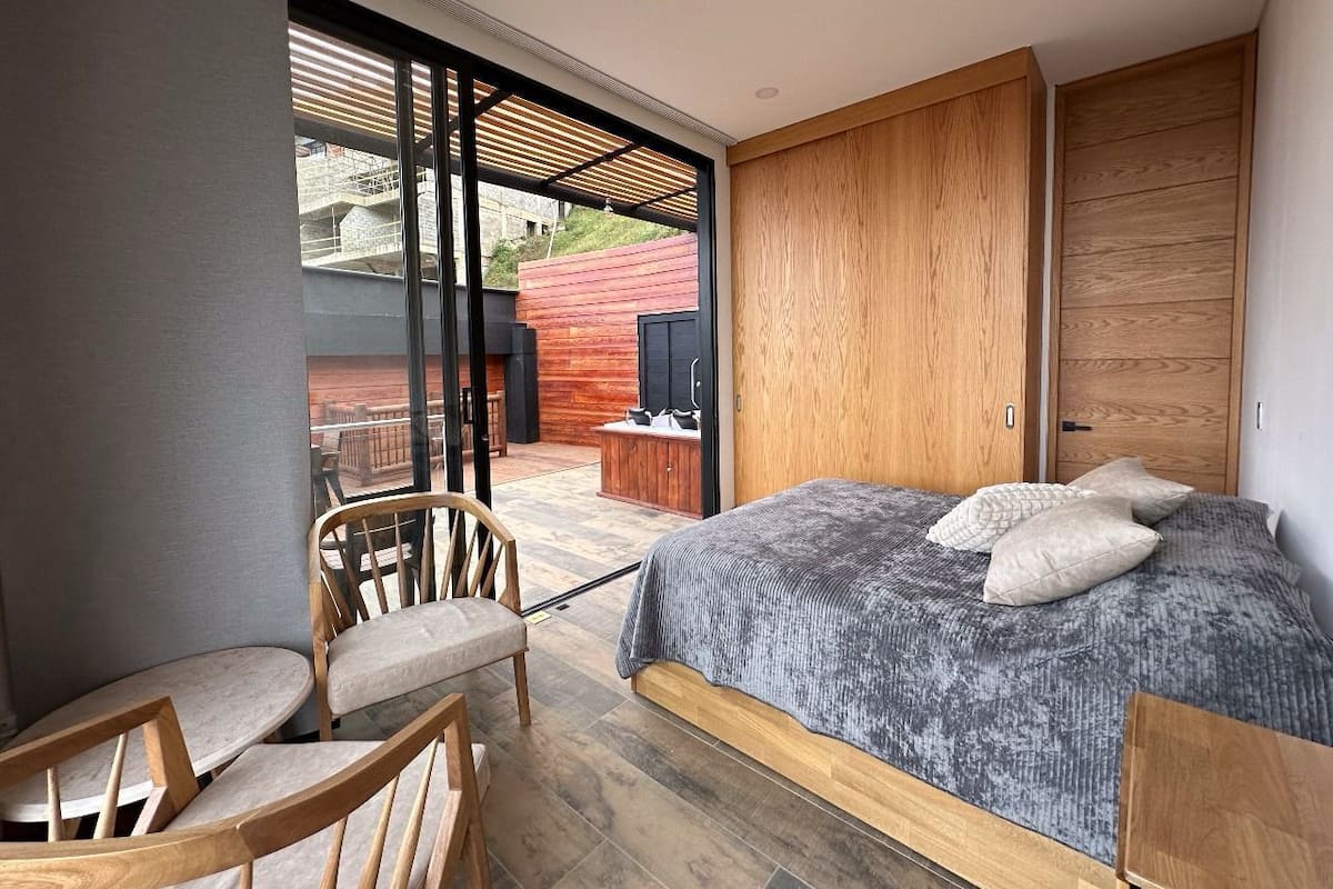 Une chambre à coucher avec un lit, une armoire en bois et une chaise.