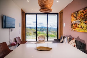 Decoración personalizada, muebles diferentes, escritorio y wifi gratis