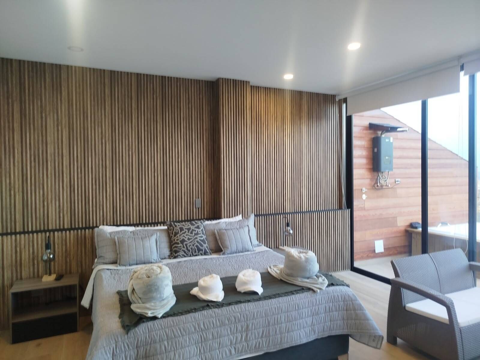 Chambre, vue sur le lac | Décor unique, ameublement unique, bureau, accès au Wi-Fi (inclus)