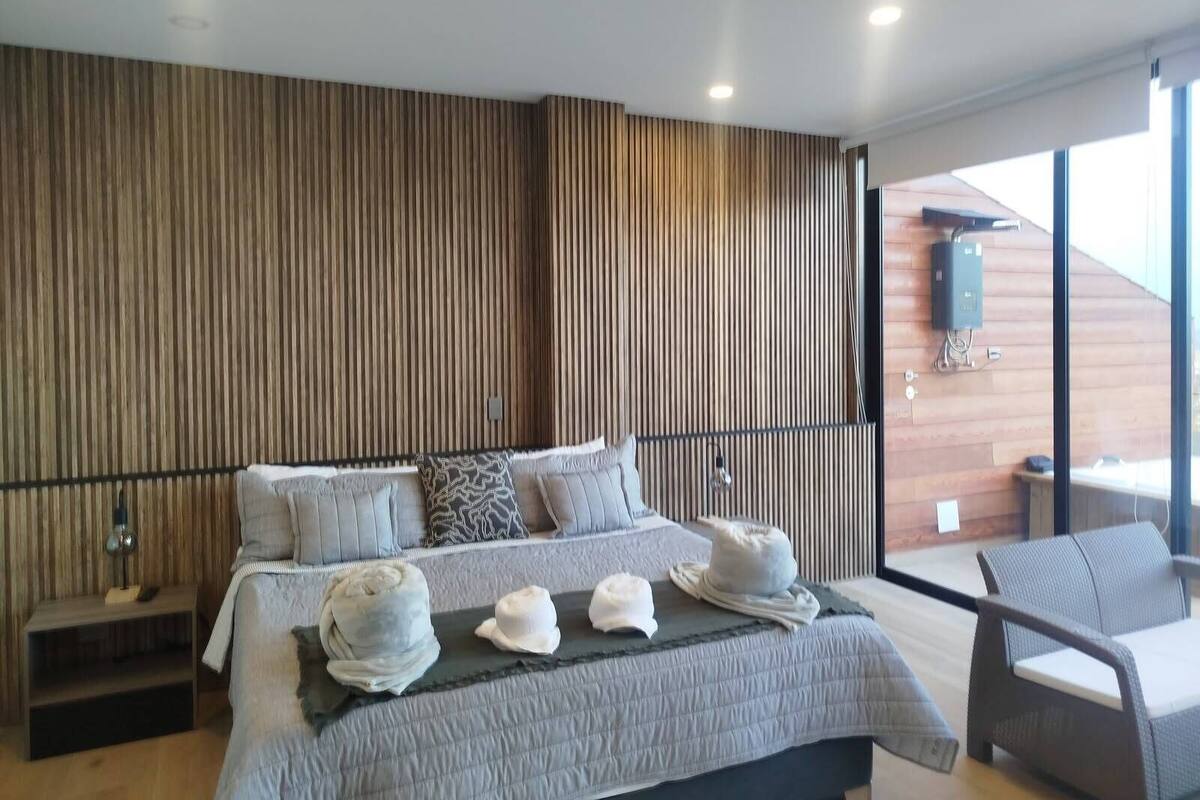 Chambre, vue sur le lac | Décor unique, ameublement unique, bureau, accès au Wi-Fi (inclus)