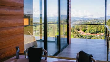 Hytte – deluxe | Skrivebord, wi-fi (inkludert) og individuelt dekorert