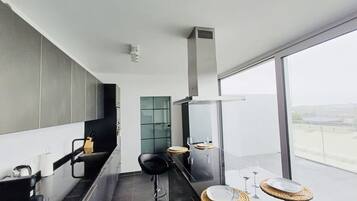 Deluxe Apartment | Dapur peribadi | Peti sejuk, ketuhar gelombang mikro, ketuhar, dapur