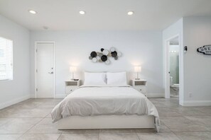 1 室のベッドルーム、デスク、アイロン / アイロン台、WiFi (無料)