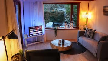 Een smart-tv, een open haard en boeken