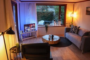Smart-TV, Kamin, Bücher
