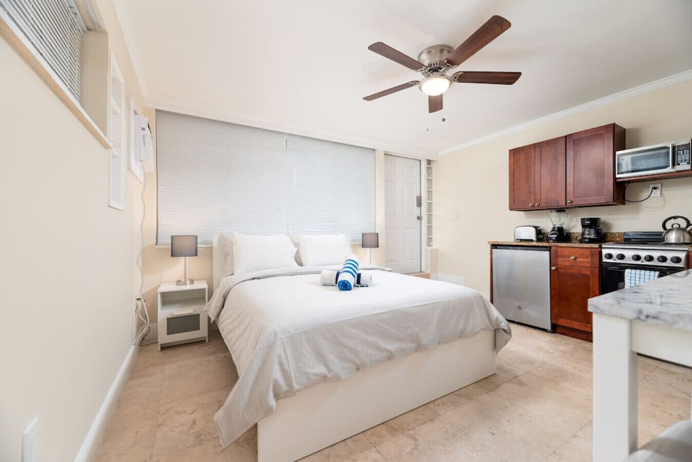 1 quarto, escrivaninha, ferros/tábuas de passar roupa, Wi-Fi de cortesia