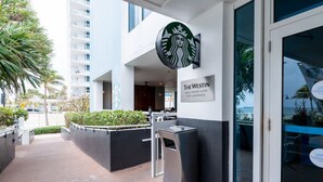 Une enseigne Starbucks et une enseigne pour le Westin Beach Resort & Spa.