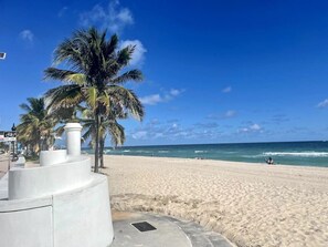 A sandy beach with palm trees and a clear blue sky. - Ocean Breeze Free Parking! Apt 3 (Fort Lauderdale)