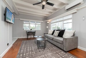 Smart TV, fireplace