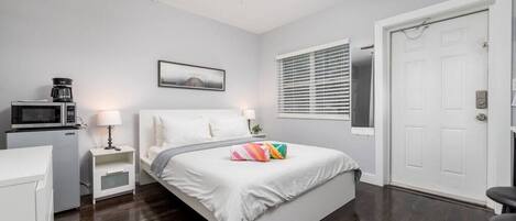 1 habitación, escritorio, tabla de planchar con plancha y wifi gratis