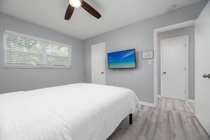 1 bedroom, desk, iron/ironing board, free WiFi - Short Walk to Wilton Drive! Apt2 (Wilton Manors)