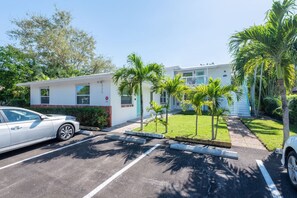 Property grounds - Short Walk to Wilton Drive! Apt2 (Wilton Manors)