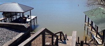 Gorgeous views, deep water, in peaceful /no-wake cove! FIRE PIT!