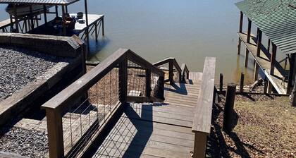 Gorgeous views, deep water, in peaceful /no-wake cove! FIRE PIT!