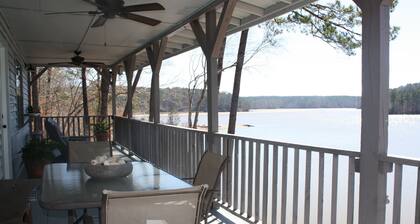 Gorgeous views, deep water, in peaceful /no-wake cove! FIRE PIT!