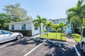Property grounds - Short Walk to Wilton Drive! Apt4 (Wilton Manors)