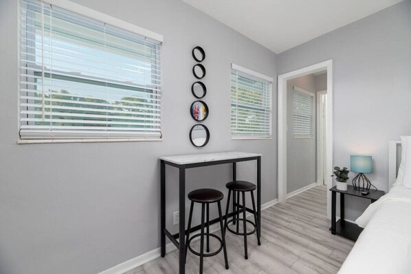 1 slaapkamer, een bureau, een strijkplank/strijkijzer, gratis wifi