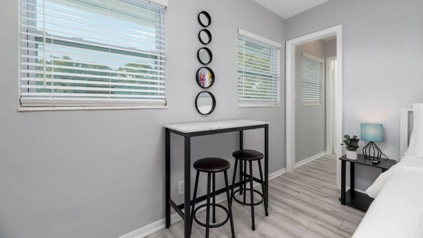 Room - Short Walk to Wilton Drive! Apt5 (Wilton Manors)